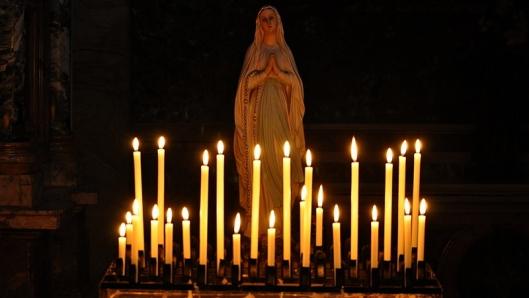 Křesťané se modlí i k Marii. Leckteří lidé k ní ale cestu nenacházejí. Křesťané se modlí i k Marii. Leckteří lidé k ní ale cestu nenacházejí.