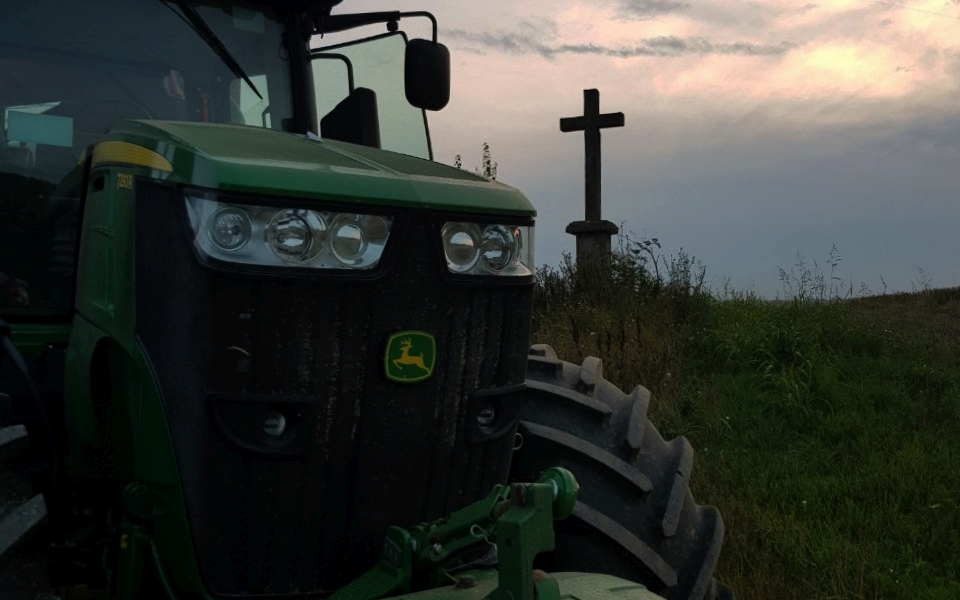 Traktor, kříž, / foto -V V Y-