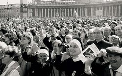 Roma 1989, svatořečení sv. Anežky / foto Herbert Slavík, zdroj ustrcr.cz Roma 1989, svatořečení sv. Anežky / foto Herbert Slavík, zdroj ustrcr.cz