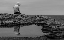 sedící člověk na břehu, kapuce, schoulení smutek / Photo by Clément Falize on Unsplash sedící člověk na břehu, kapuce, schoulení smutek / Photo by Clément Falize on Unsplash