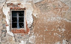 oprýskaný dům, zavřené okno / foto: -ima-