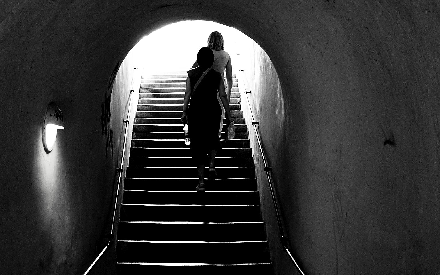 schody, tunel, světlo, siluety / -ima-