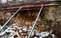Podepřená padající zeď / foto Michal Němeček Podepřená padající zeď / foto Michal Němeček