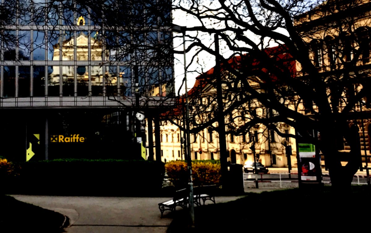 Kostel sv. Ignáce v odraze skleněné budovy, Karlovo náměstí, Praha / foto -ima-