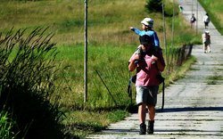 otec, dítě, nesení na zádech, cesta / -ima- otec, dítě, nesení na zádech, cesta / -ima-