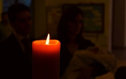 Hromnice, svíce, svíčka, plamen, rodiče, žena, muž, mimi, dítě, baby, tma, křest, křtiny / foto -ima- Hromnice, svíce, svíčka, plamen, rodiče, žena, muž, mimi, dítě, baby, tma, křest, křtiny / foto -ima-
