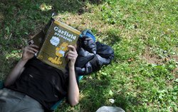 ležící čtenář komixu / -ima- ležící čtenář komixu / -ima-