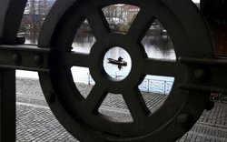 člověk v průzoru / průhledu okrasného zábradlí / foto: Miloš Padevět člověk v průzoru / průhledu okrasného zábradlí / foto: Miloš Padevět