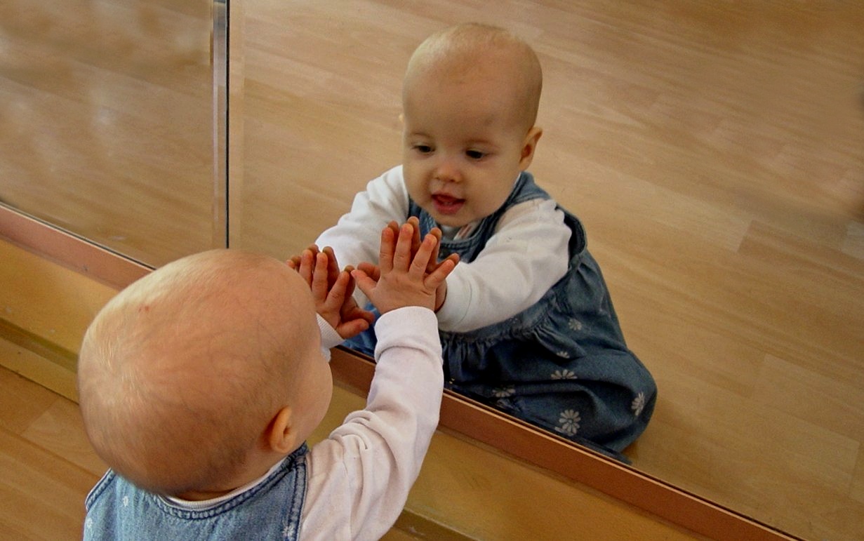 dítě, zrcadlo, zrcadlení, komunikace se svým odrazem, narcismus  / foto -ima-