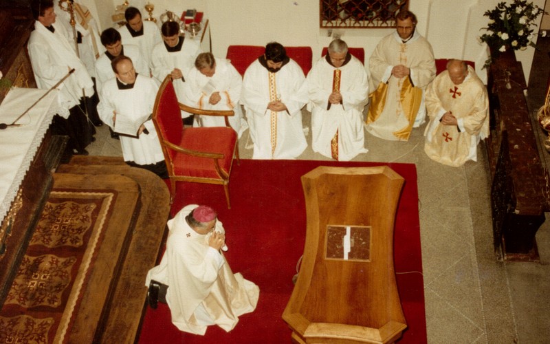 Kardinál Miloslav Vlk 28.11.1992 při slavnostním uzavření klauzury karmelu sv. Josefa v Praze na Hradčanech / foto -IMA-
