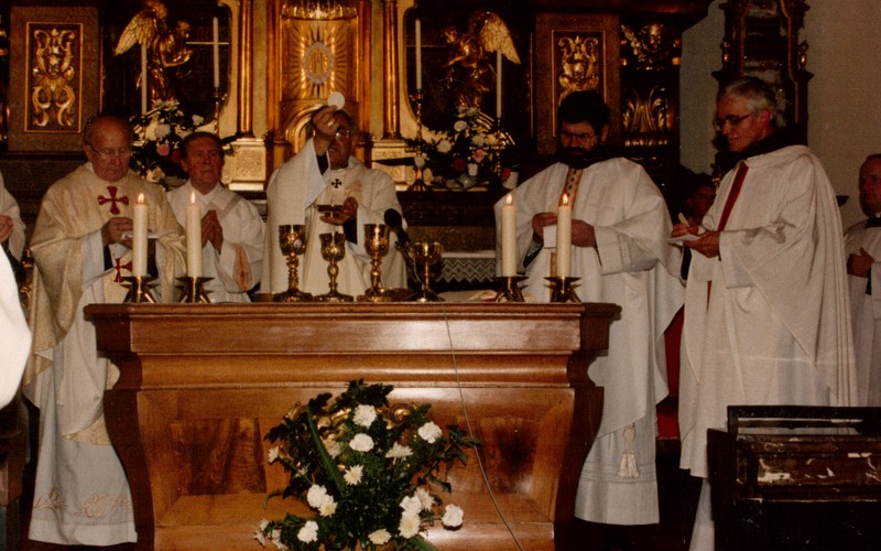 Kardinál Miloslav Vlk 28.11.1992 při slavnostním uzavření klauzury karmelu sv. Josefa v Praze na Hradčanech / foto -IMA-