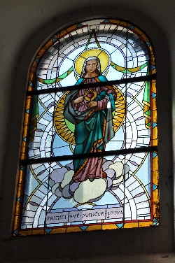 Zahrádka - vitráž v kostele, kde působil Josef Toufar / foto IMA