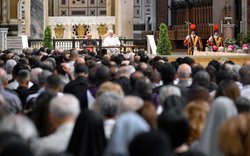 foto: Vatican news / Římský biskup, papež Lev XIV., předsedal 18. Září 2026 v Lateránské bazilice zahájení pastoračního roku římské diecéze. Na shromáždění, v němž bylo zastoupeno všech 134 římských farností, předložil své diecézi metodu "pastoračního tříbení". 
