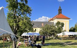 kostel, prostor., lidé, oslava / -ima-