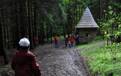 seniorka, kaple, cesta, lidé / -ima-