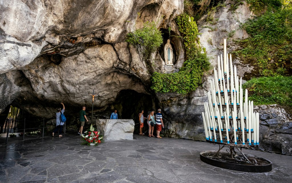 Lurdy, Maria, jeskyně / Photo by Nick Castelli on Unsplash

