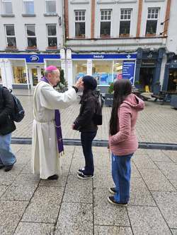 Biskup uděloval popelec v ulicích města / pastorační inspirace