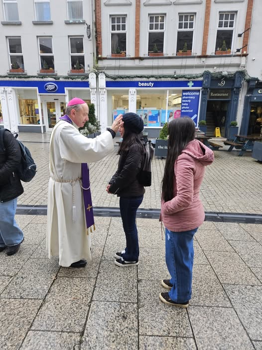 Biskup uděloval popelec v ulicích města / pastorační inspirace