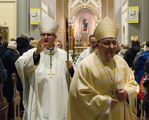 Biskup Stanislav Přibyl s Wolfgangem Ipoletem, pastýřem sousední diecéze Görlitz po mši svaté ve Filipově v lednu 2025. Snímek Lubomír Holý / Člověk a Víra 