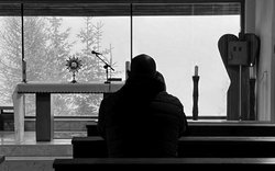 adorace, kostel, sklo, postava / foto -Josef Ptáček-