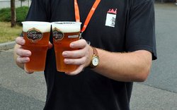 dva, dvojice, pivo, Starobrno, ruce / foto: -ima-