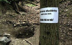 záchrana studánky, díra, text, cedule / -ima-