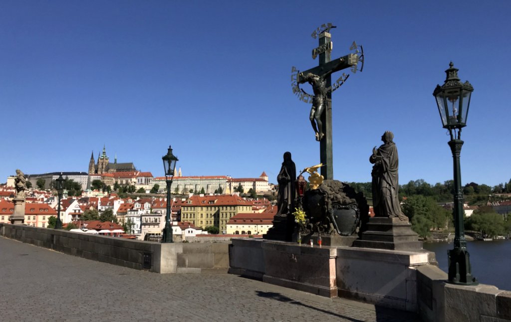 Kříž, krucifix, Hradčany, Karlův most, Praha / foto: -ima-
