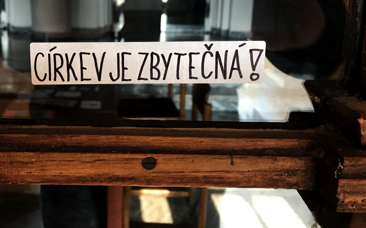 Církev je zbytečná, nálepka / foto: -ima-