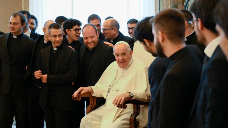 papež František s italskými seminaristy / foto Vaticanmedia