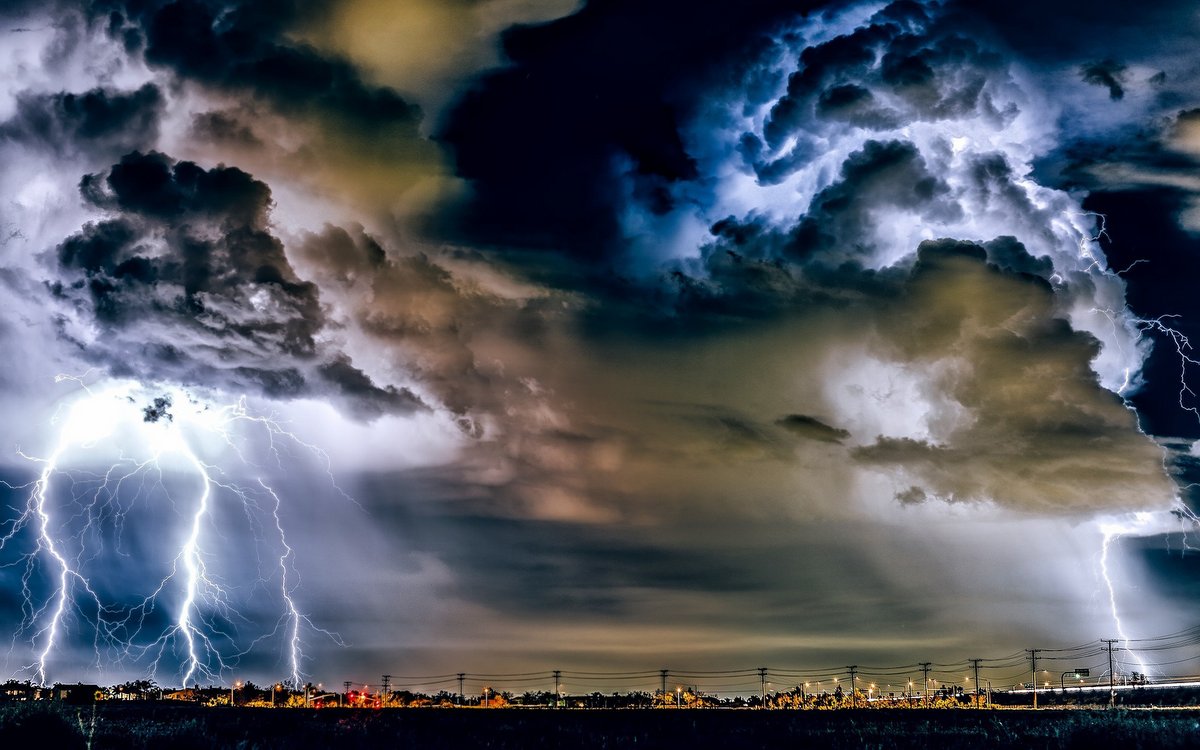 Blesky, bouřka, noc, tma, město / Fotka od David Mark z Pixabay 