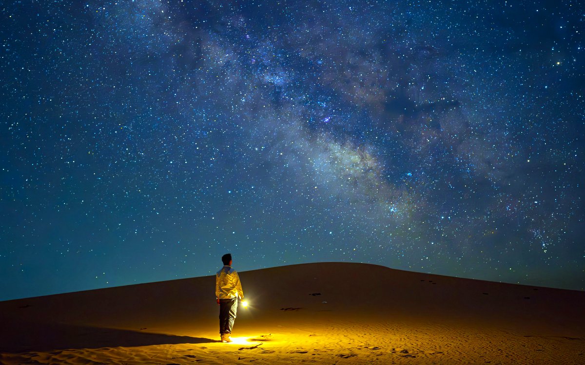 poušť, noc, obloha, hvězdy, člověk / foto: unsplash.com
