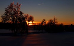 západ slunce, krajina, sníh, strom, letadla, obloha / foto Michal Němeček