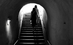 schody, tunel, světlo, siluety / -ima-