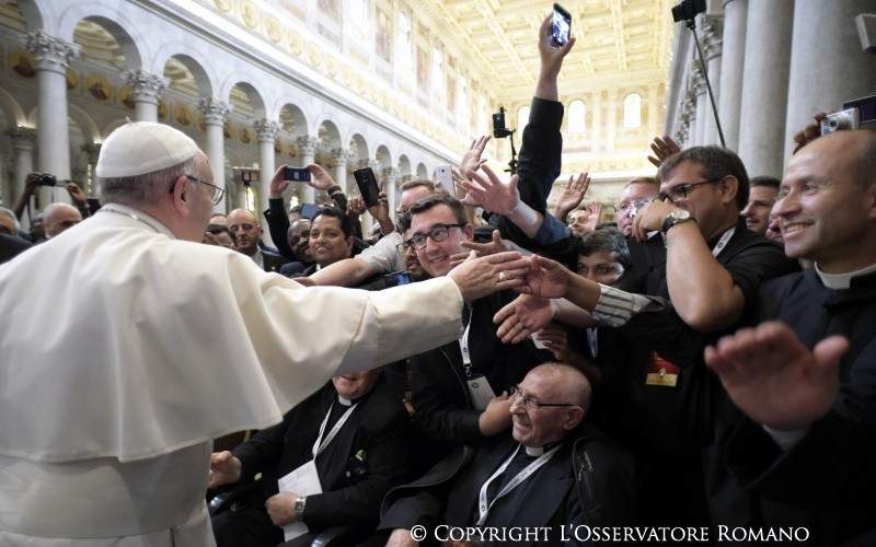 Papež František a kněží / Vatican Media, L Oservatore Romano
