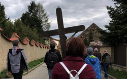 kříž, lidé, průvod, ulice / -ima-