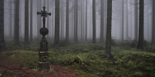 Zklamaní učedníci jdou od Ježíšova kříže a hrobu pryč - do Emauz