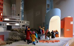 Moderní betlém v kostele sv. Prokopa v Praze 13