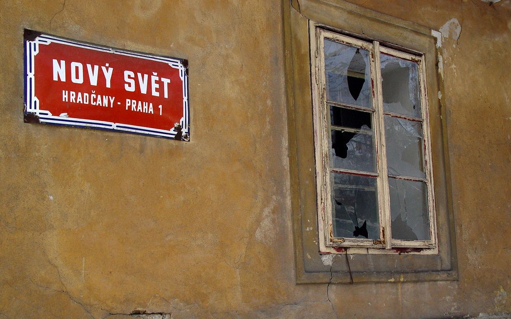 Nový svět Praha Hradčany, paradox, cedule, ruina, rozbité okno / -ima-