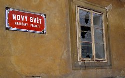 Nový svět Praha Hradčany, paradox, cedule, ruina, rozbité okno / -ima-