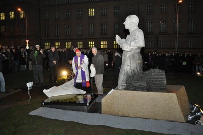 Kardinál Josef Beran  - pomník, kardinál Vlk