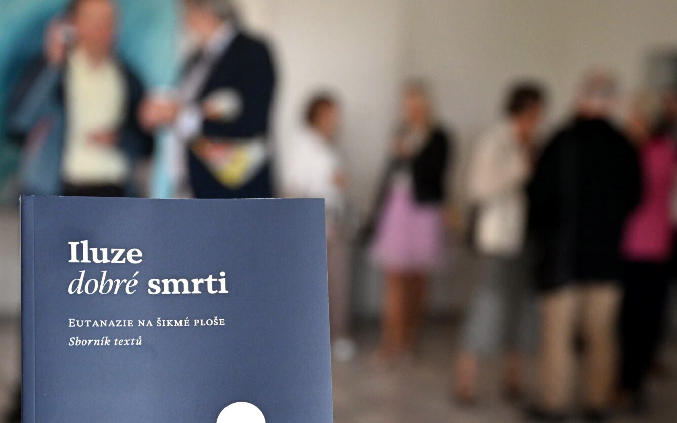 Kniha Pavla Šafra „Iluze dobré smrti – Eutanazie na šikmé ploše“ FOTO: Zbyněk Pecák / FORUM 24 / výřez redakce webu pastorace.cz