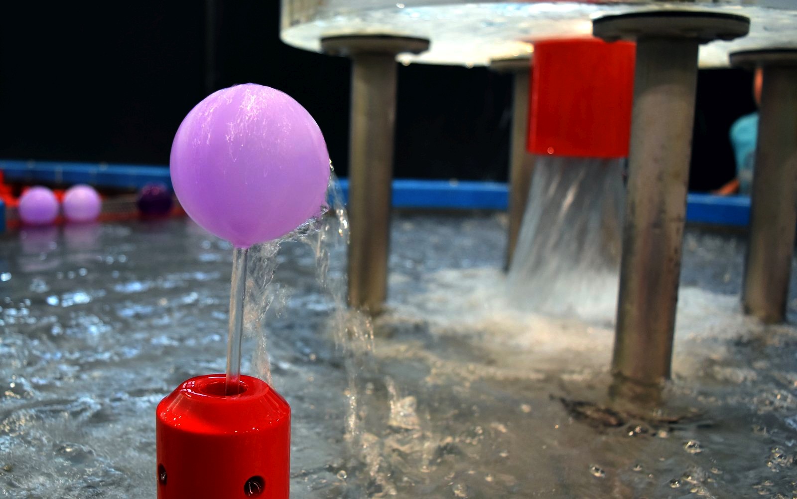 proud vody držící rotující balónek / -ima-