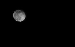 měsíc v noci, tma / foto Michal Němeček