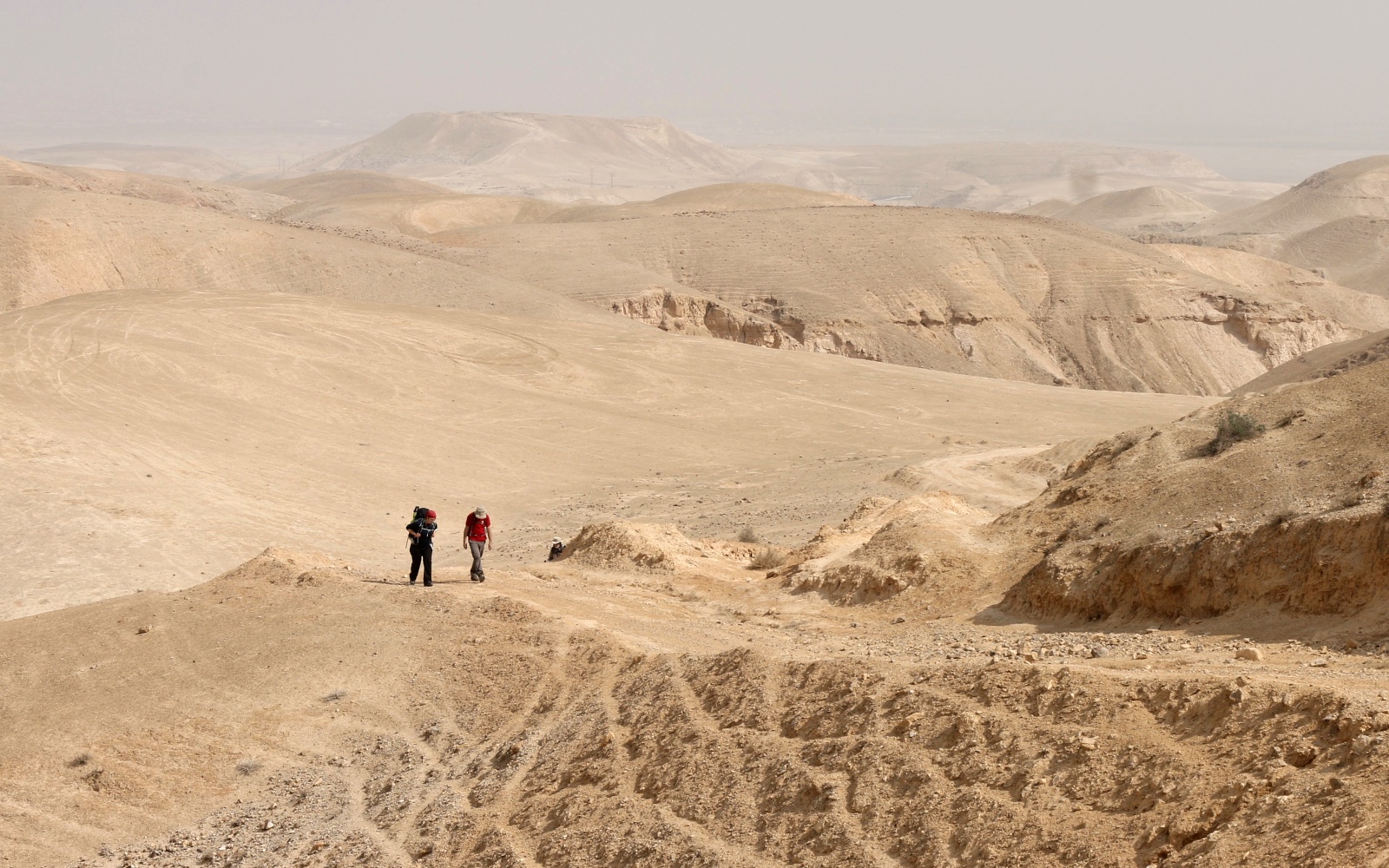 Poušť, dvojice, cesta, chůze, obzor / desert, pair, couple, way, path / foto: Michal Němeček