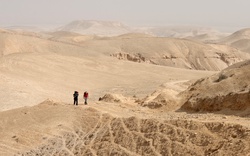 Poušť, dvojice, cesta, chůze, obzor / desert, pair, couple, way, path / foto: Michal Němeček