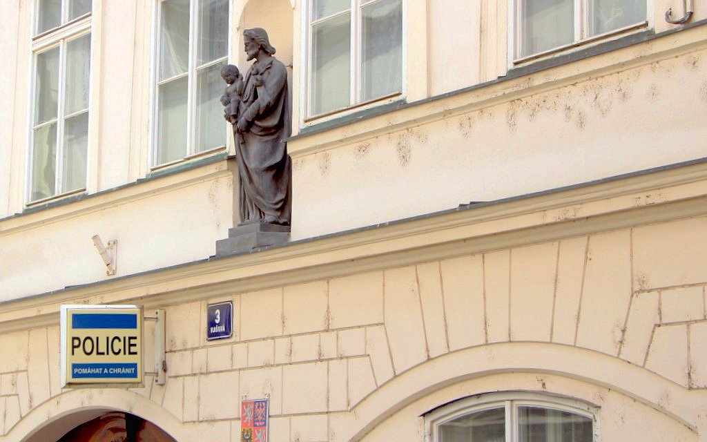 Svatý Josef, socha, cedule služebny Policie / -ima-
