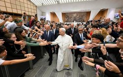 Papež Lev teenagerům: „Nedovolte algoritmům, aby psaly váš životní příběh! Buďte sami autory!“