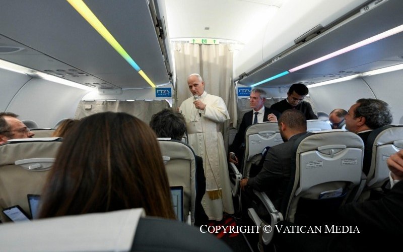 Papež Lev v letadle / foto: Vatican News