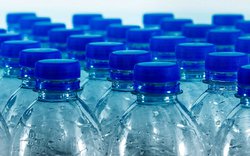 plastové lahve na vodu / Fotka od Willfried Wende z Pixabay 