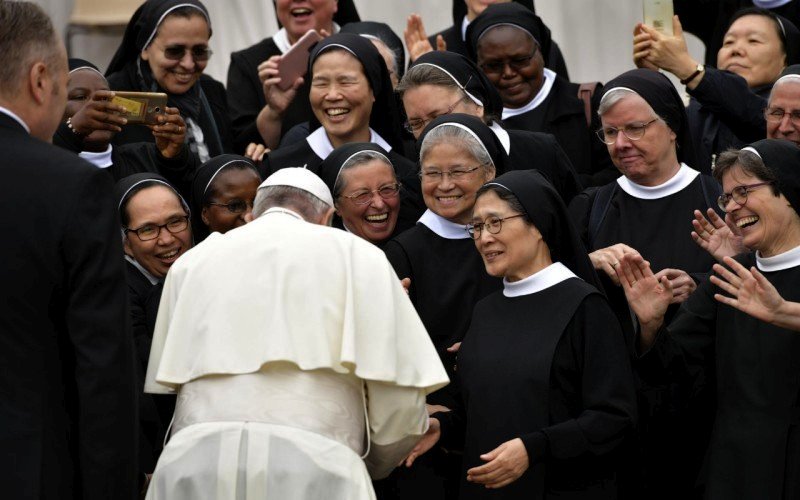 řeholnice s papežem Františkem / copyright © Vatican Media 